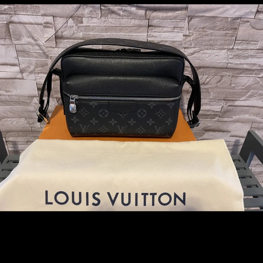 Louis Vuitton Outdoor Messenger
Pm FO 0271 100% Authentic Black
